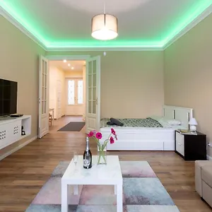 brand-new-apartment-next-to-the-parliament.inbudapesthotels.com/